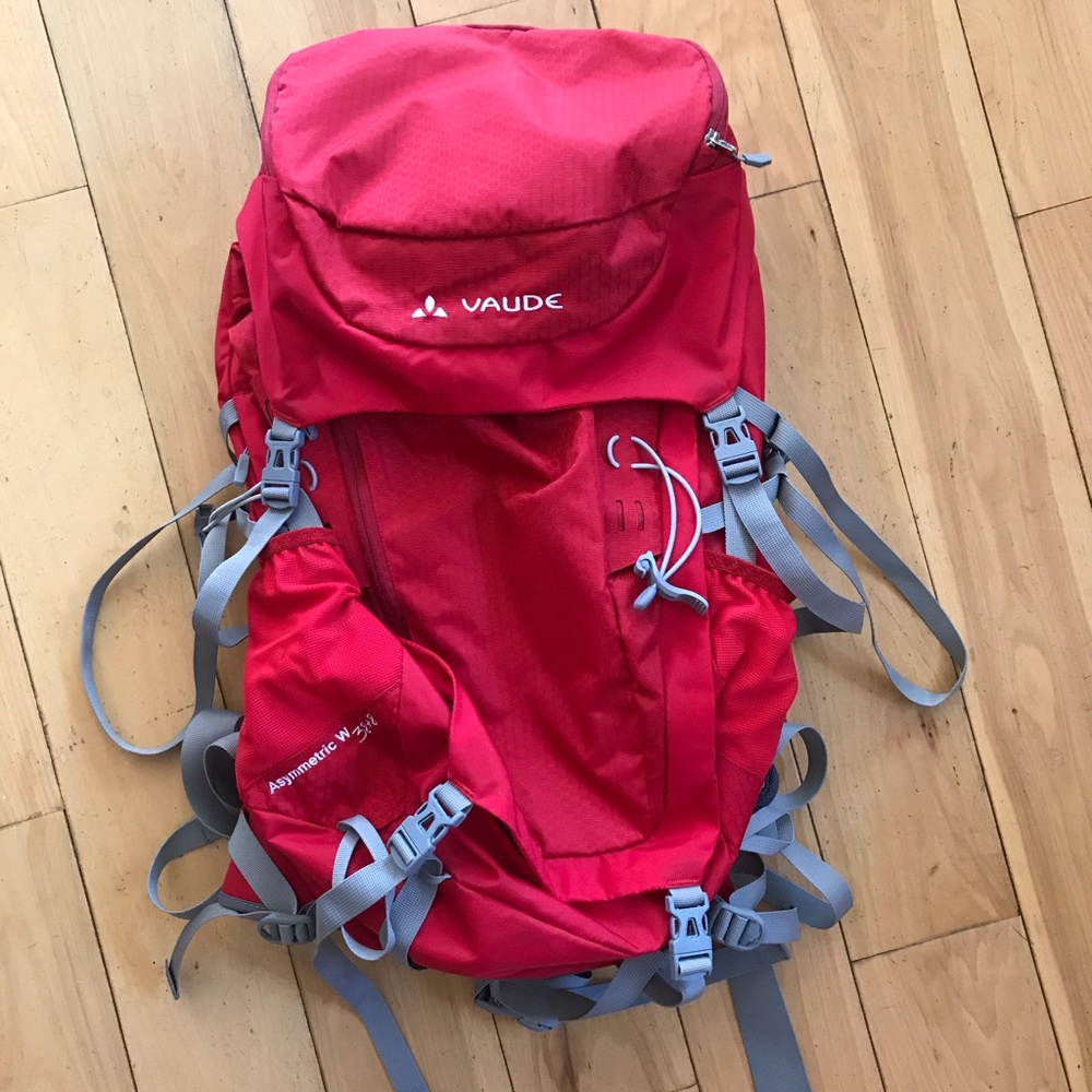 Vaude Asymmetric W, 38+8Liter, Red